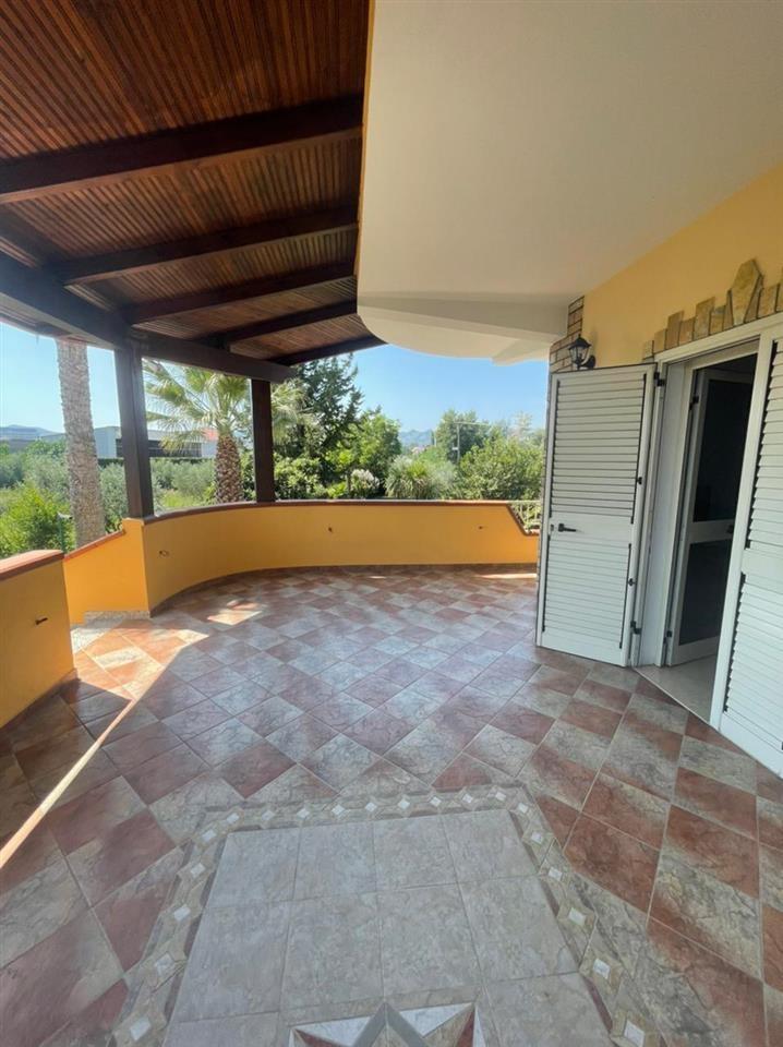 Qera, Vilë, Pranë City Park, Tiranë