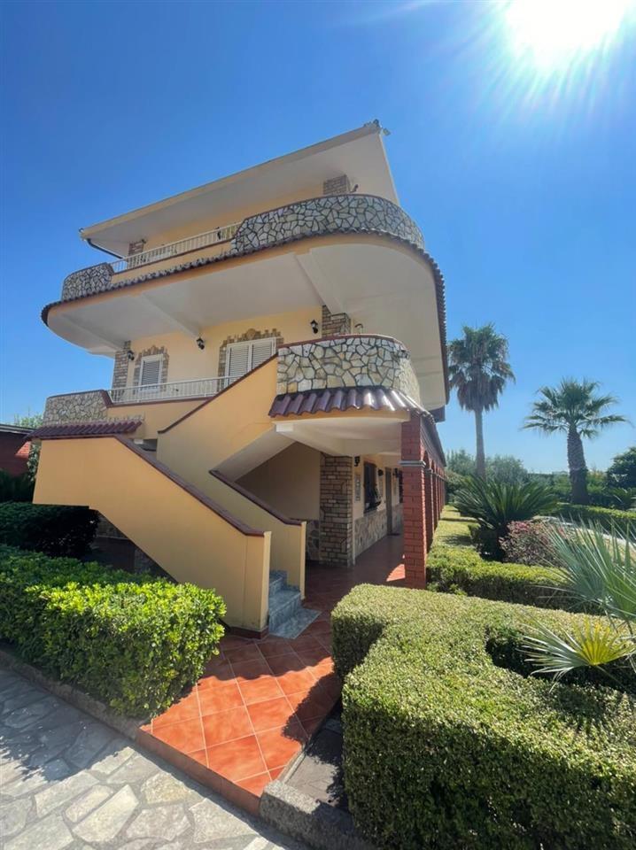 Qera, Vilë, Pranë City Park, Tiranë