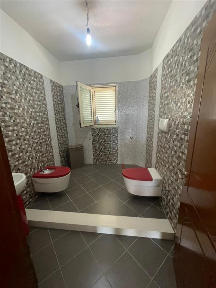 Qera, Vilë, Pranë City Park, Tiranë