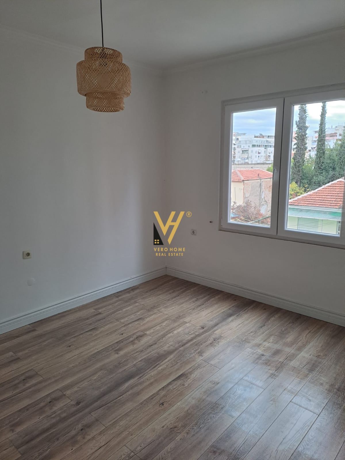 ZYRE 80 M2 ME QERA TE RRUGA E KAVAJES 700 EURO