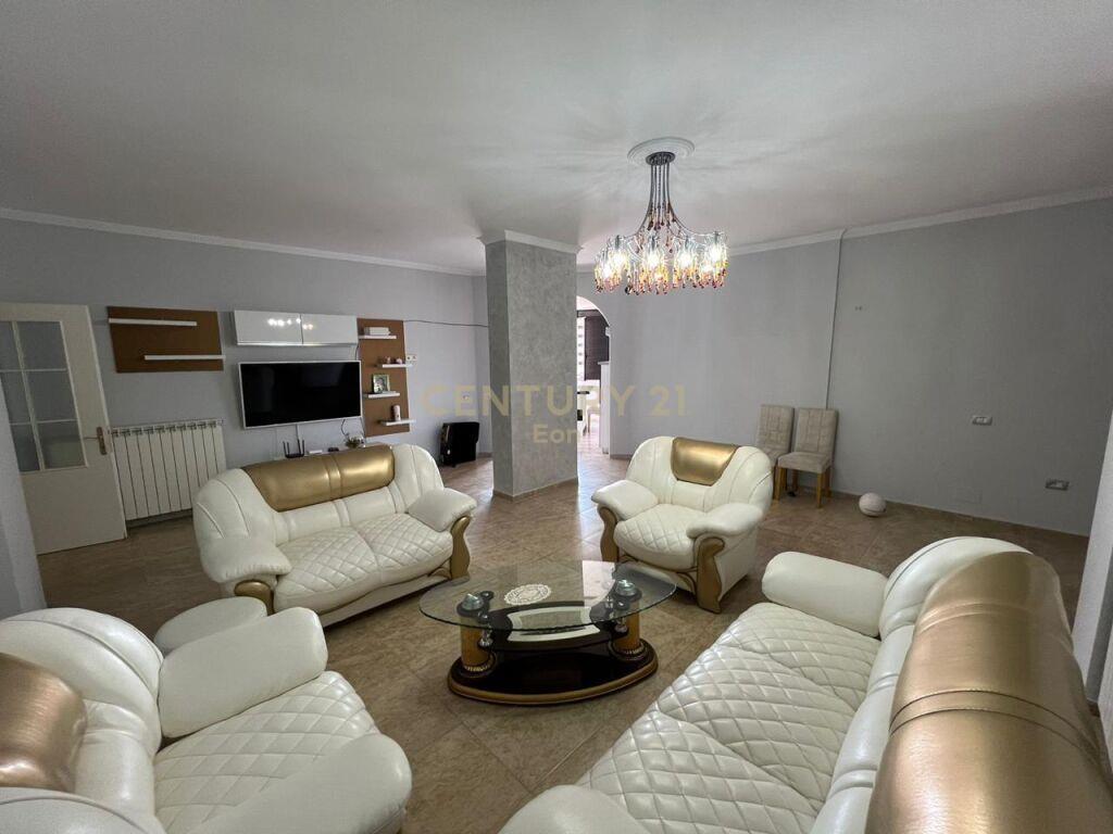 SHITET APARTAMENT 2+1+2 I MOBILUAR NE DURRES!