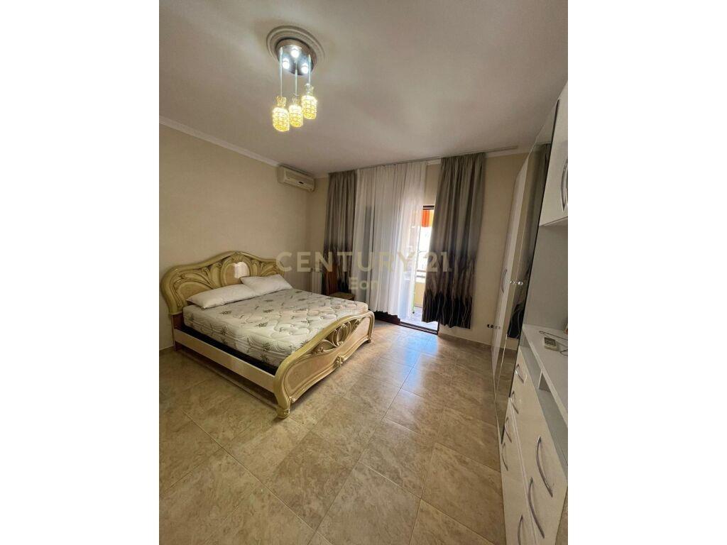 SHITET APARTAMENT 2+1+2 I MOBILUAR NE DURRES!