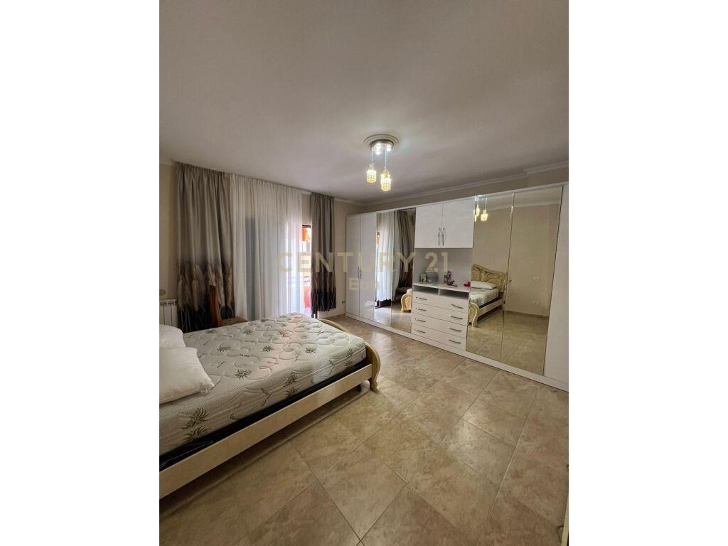 SHITET APARTAMENT 2+1+2 I MOBILUAR NE DURRES!