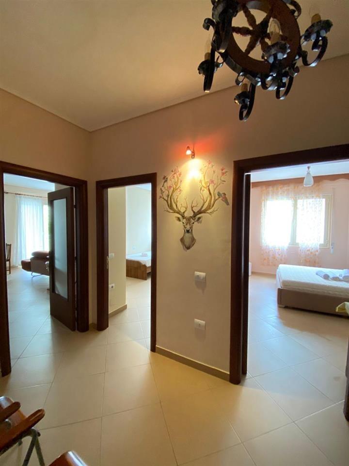 2+1 QERA DITORE, Vlore, lungo mare