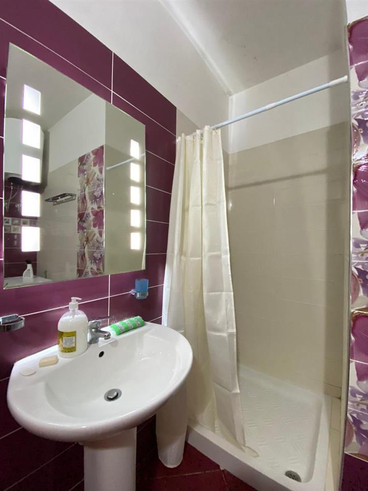 2+1 QERA DITORE, Vlore, lungo mare