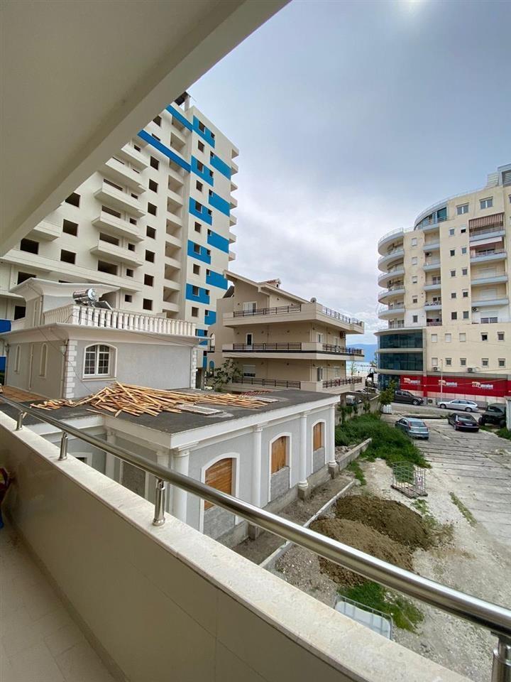 2+1 QERA DITORE, Vlore, lungo mare