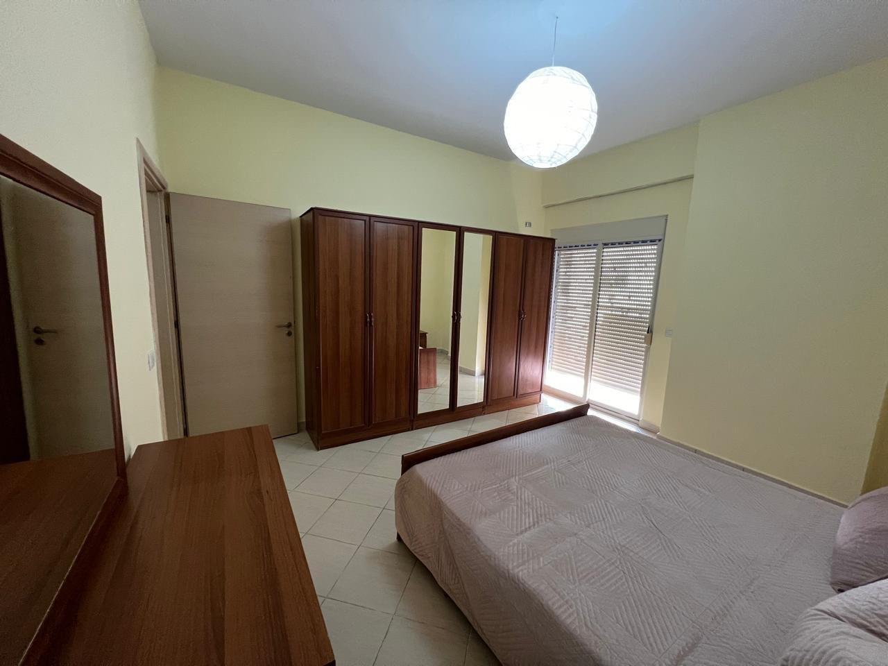 Shitet apartamenti +garazhd