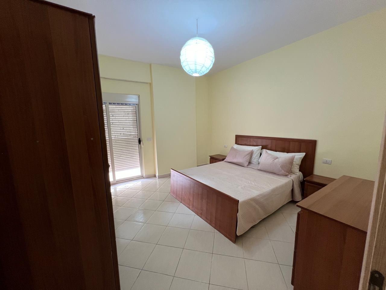 Shitet apartamenti +garazhd