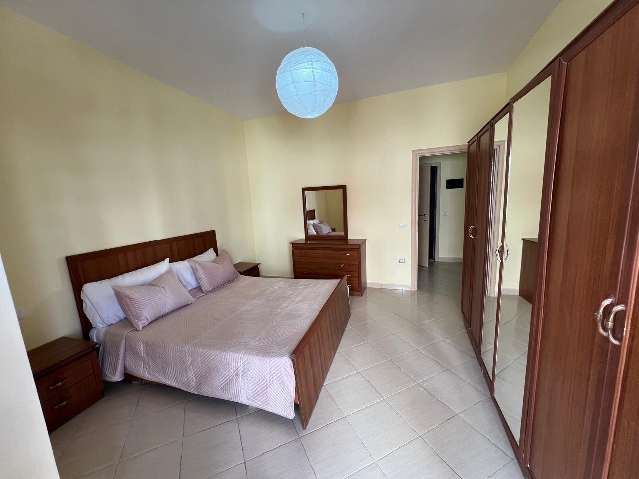 Shitet apartamenti +garazhd