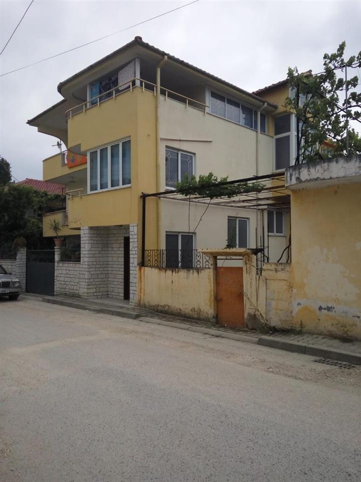 Shitet vilë 3 katëshe tek lagja 16 prilli