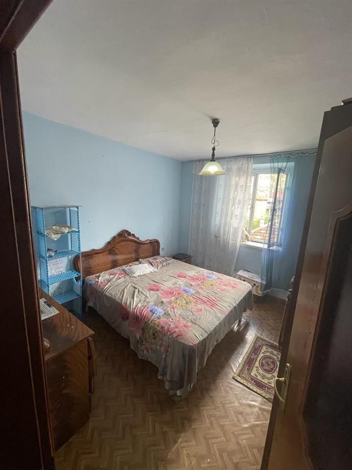 Shtepi me qera Korcë afer Shkolles se infermieris e Spitalit