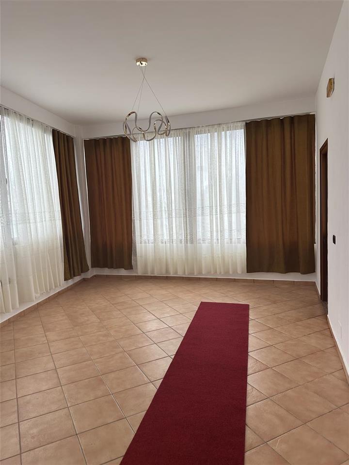 TIRANE SHTEPI ME QERA 3+1 RRUGA BALLA