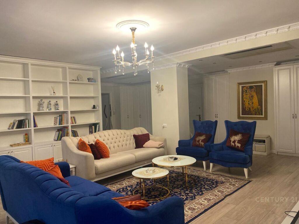 Jepet me qira apartament 4+1+3 ne qender te Tiranes!