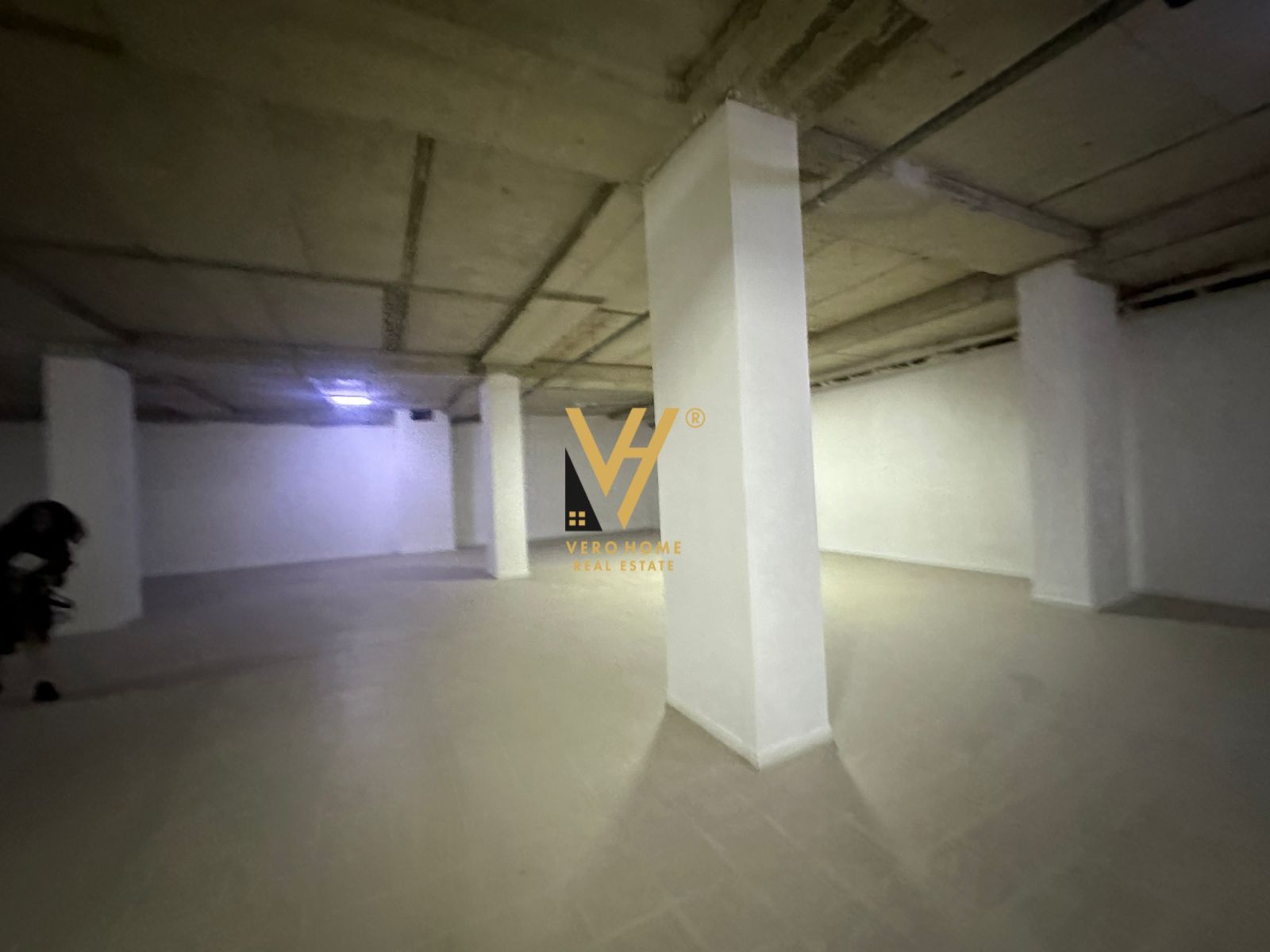 AMBIENT 620 M2 ME QERA NE QENDER 14.000 EURO