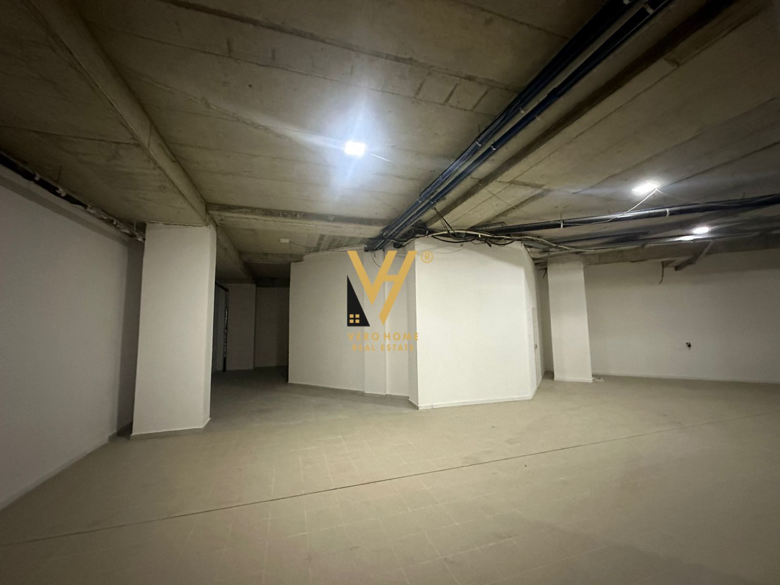 AMBIENT 620 M2 ME QERA NE QENDER 14.000 EURO