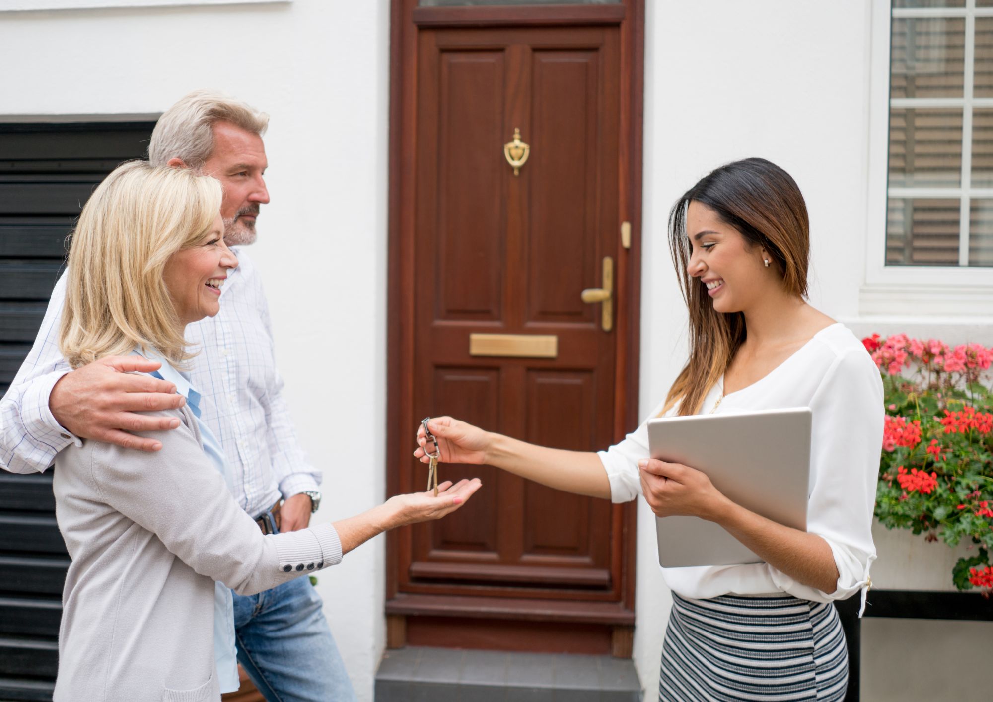 Vip Realty ofron vende te lira pune si Konsulent