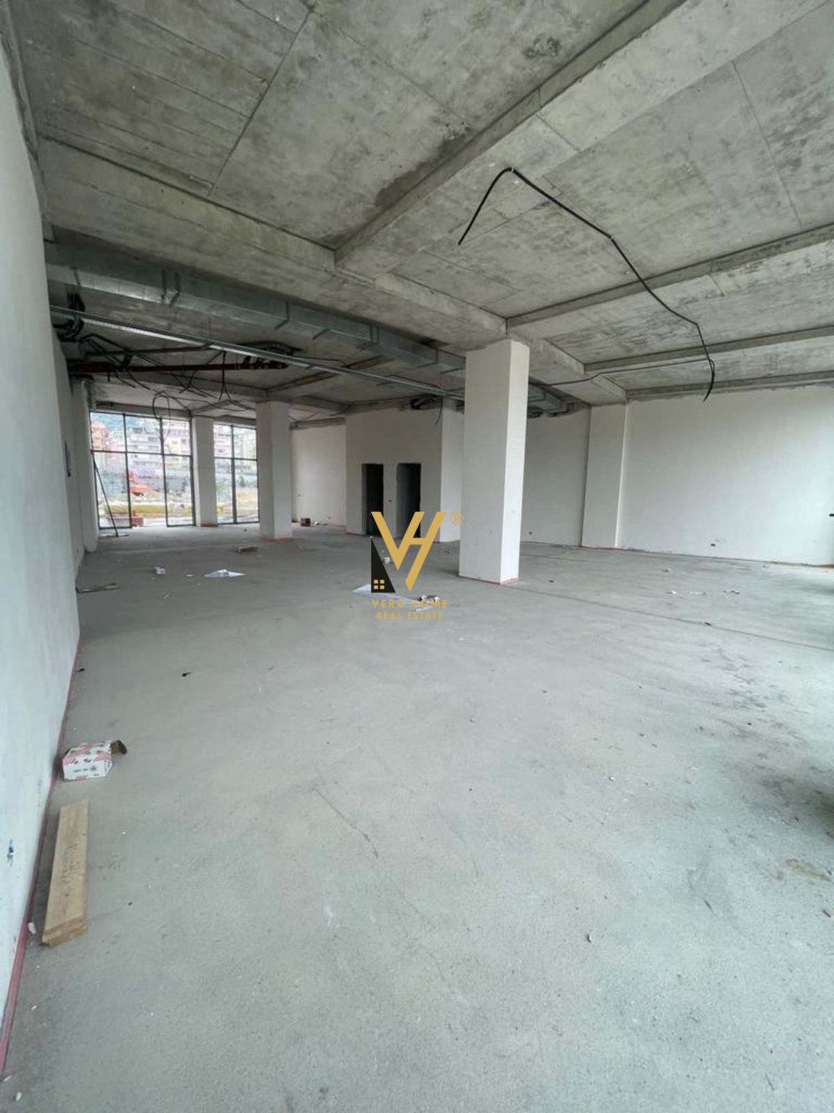 AMBIENT 182 M2 ME QERA TE LAKE VIEW 4.000 EURO