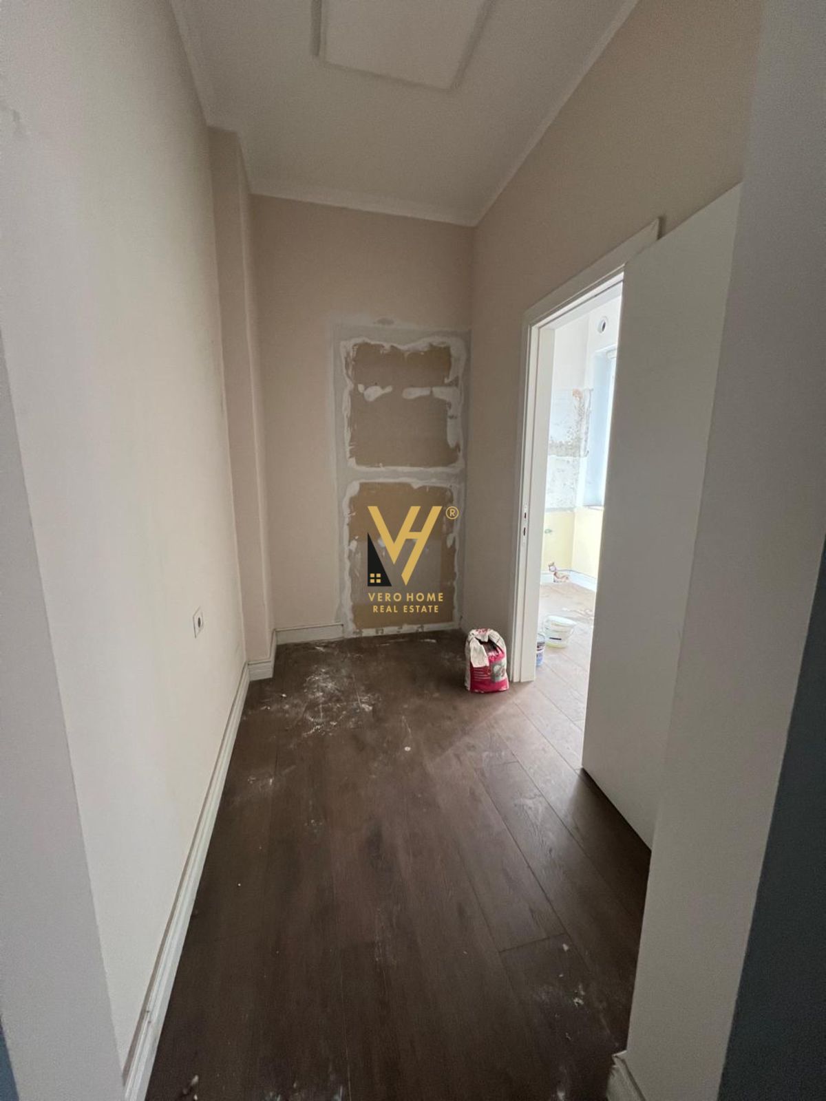 ZYRE 180 M2 ME QERA TE SHESHI WILLSON 2.200 EURO