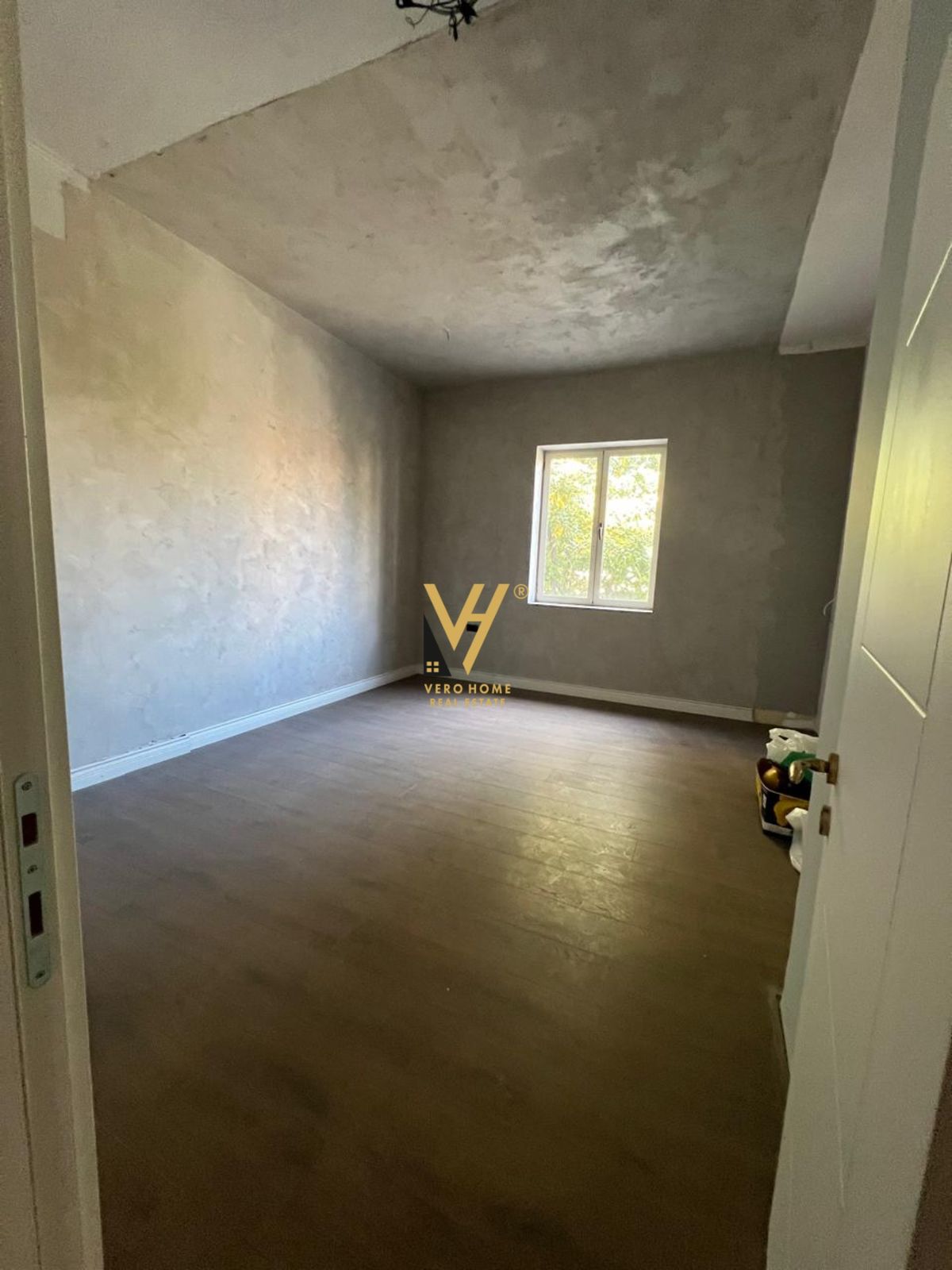 ZYRE 180 M2 ME QERA TE SHESHI WILLSON 2.200 EURO