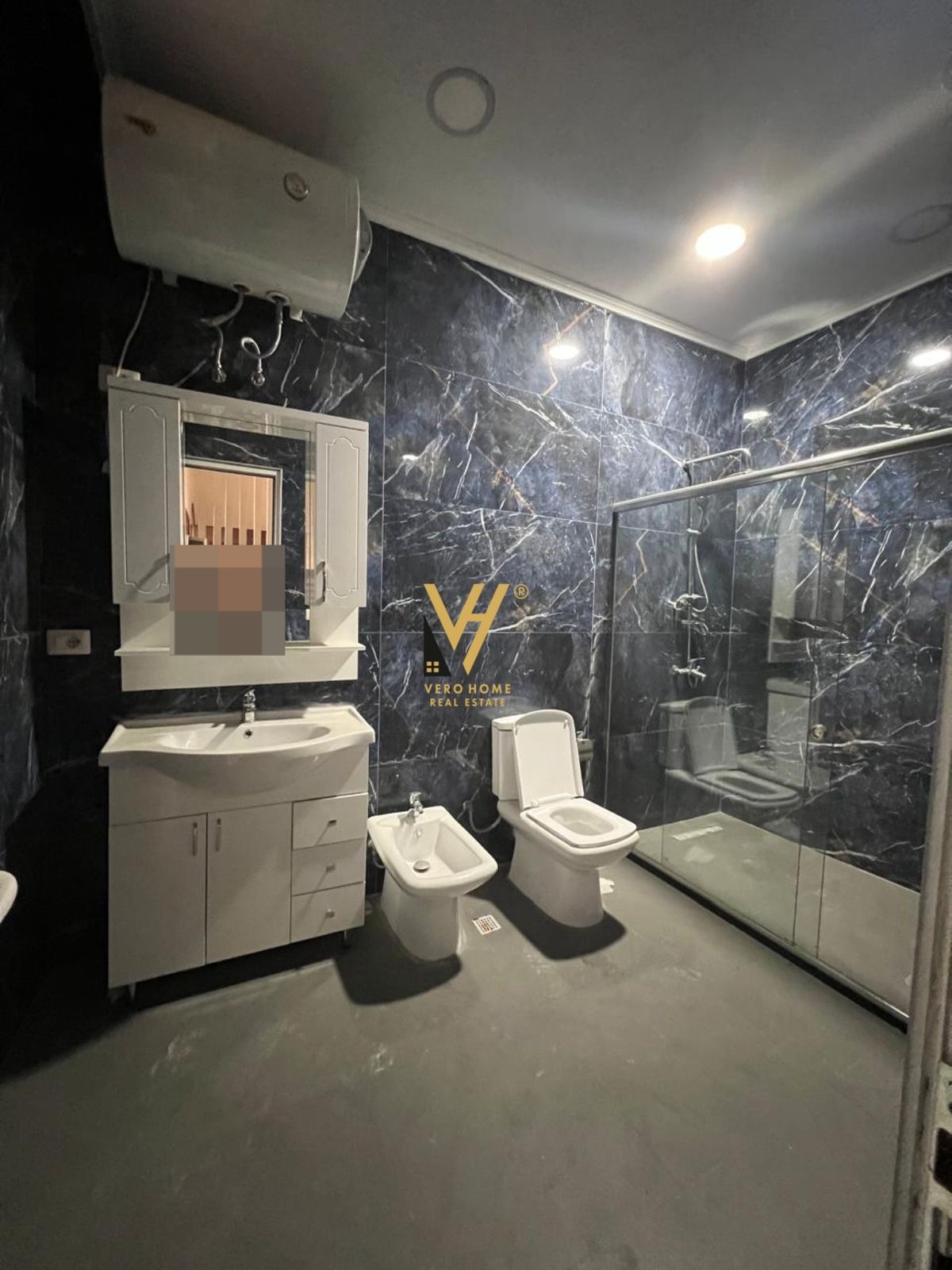 ZYRE 180 M2 ME QERA TE SHESHI WILLSON 2.200 EURO