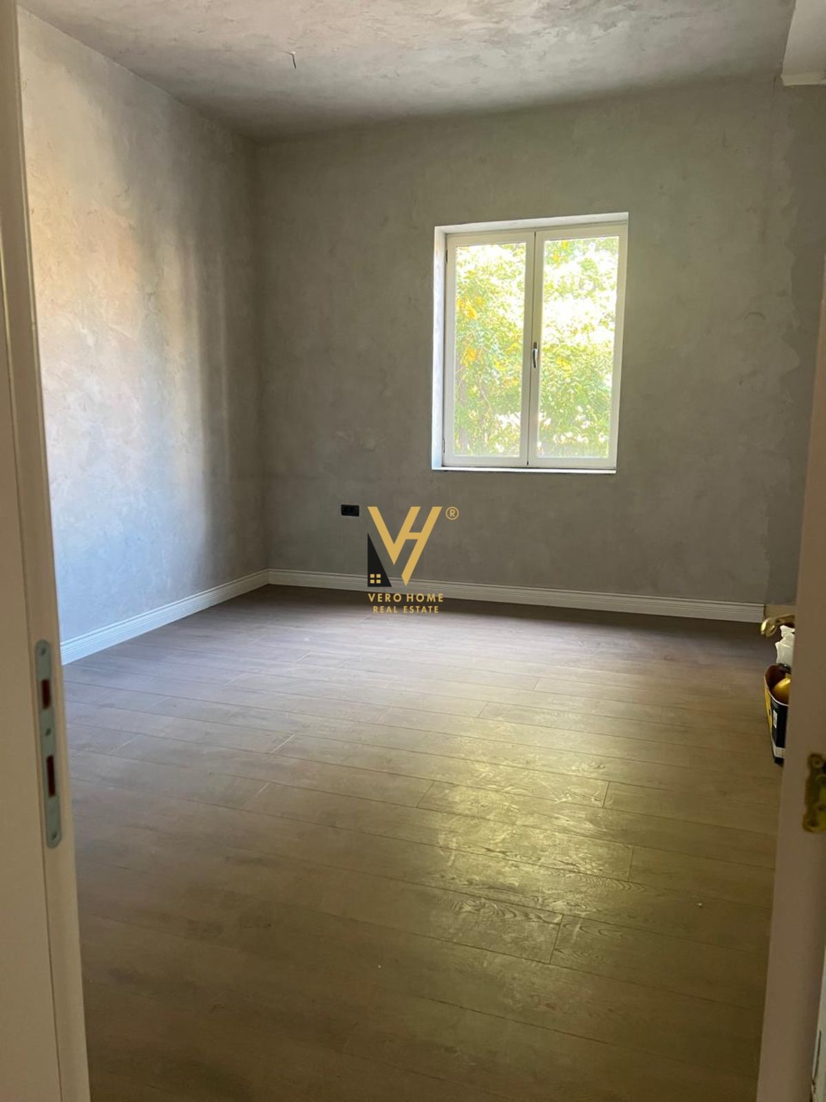 ZYRE 180 M2 ME QERA TE SHESHI WILLSON 2.200 EURO