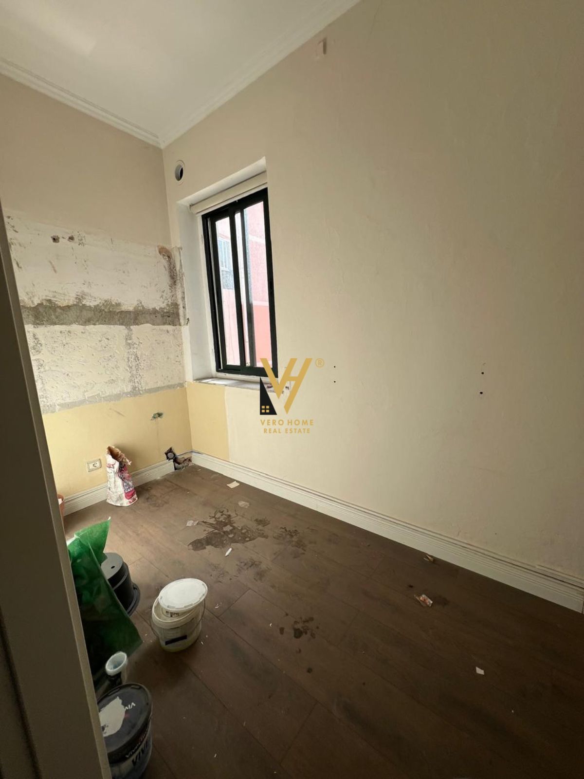 ZYRE 180 M2 ME QERA TE SHESHI WILLSON 2.200 EURO