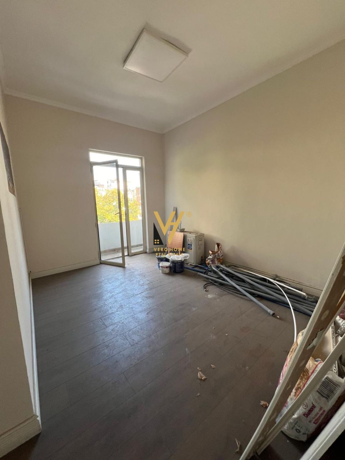 ZYRE 180 M2 ME QERA TE SHESHI WILLSON 2.200 EURO