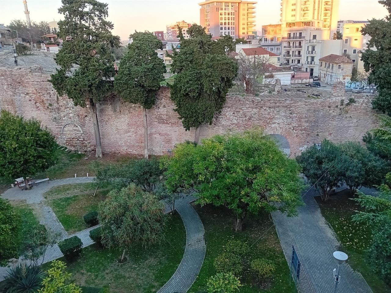 JEPET APARTAMENT 2+1 NE QENDER TEK AMFITEATRI