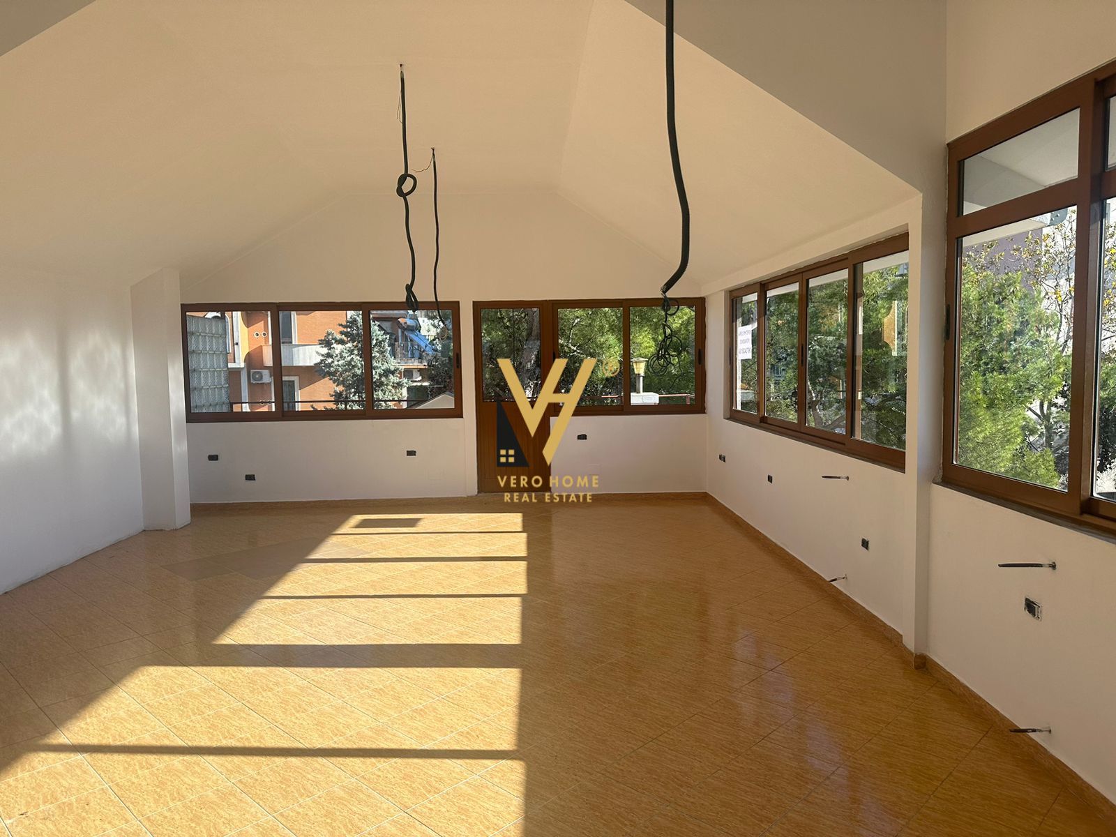 AMBIENT 255 M2 ME QERA NE DON BOSKO 2.500 EURO