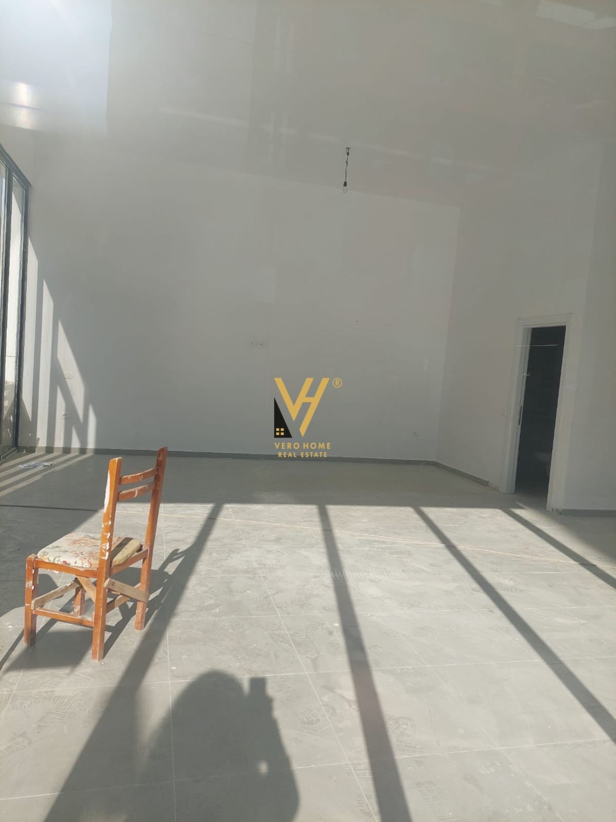 DYQAN 70 M2 ME QERA TE RRUGA E DIBRES 1.300 EURO