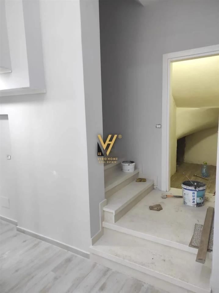 DYQAN TE RRUGA HOXHA TAHSIM 300.000 EURO