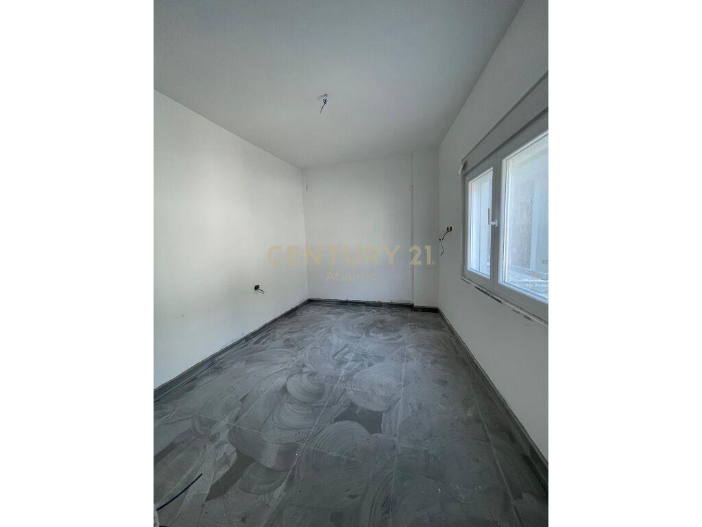 SHITET APARTAMENT 2+1 PRANE SPITALIT , DURRES