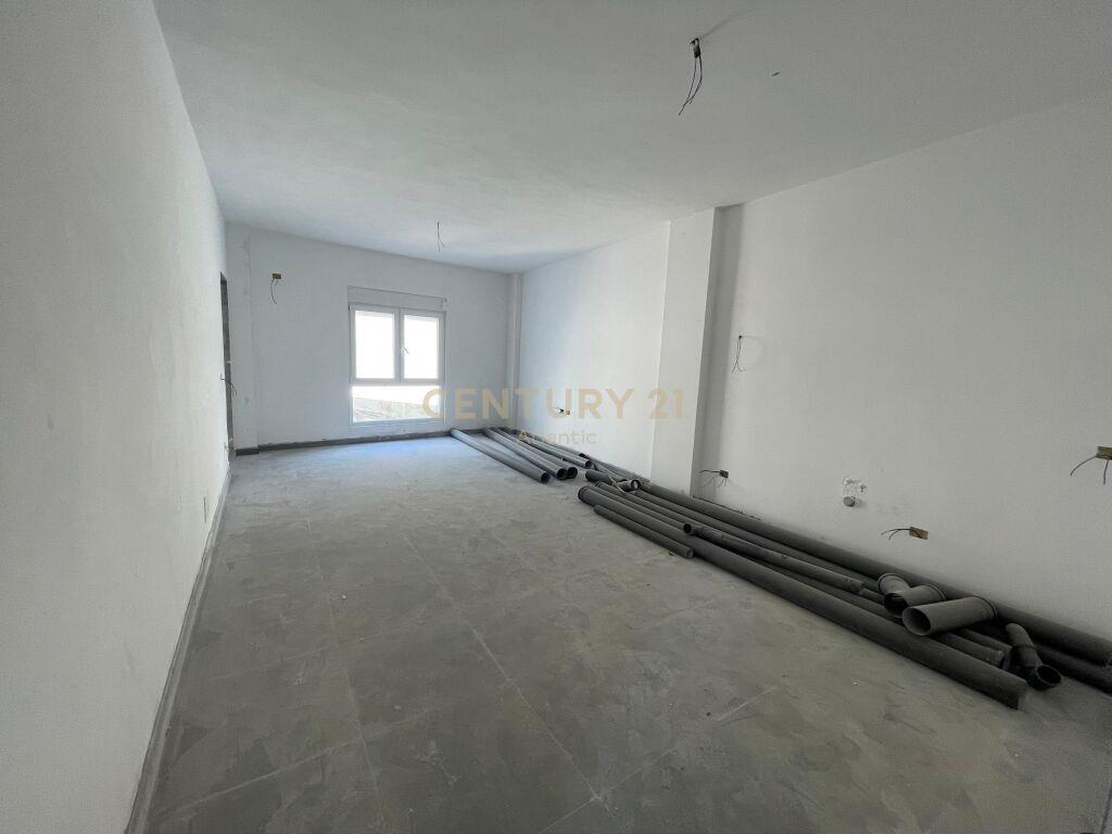 SHITET APARTAMENT 2+1 PRANE SPITALIT , DURRES