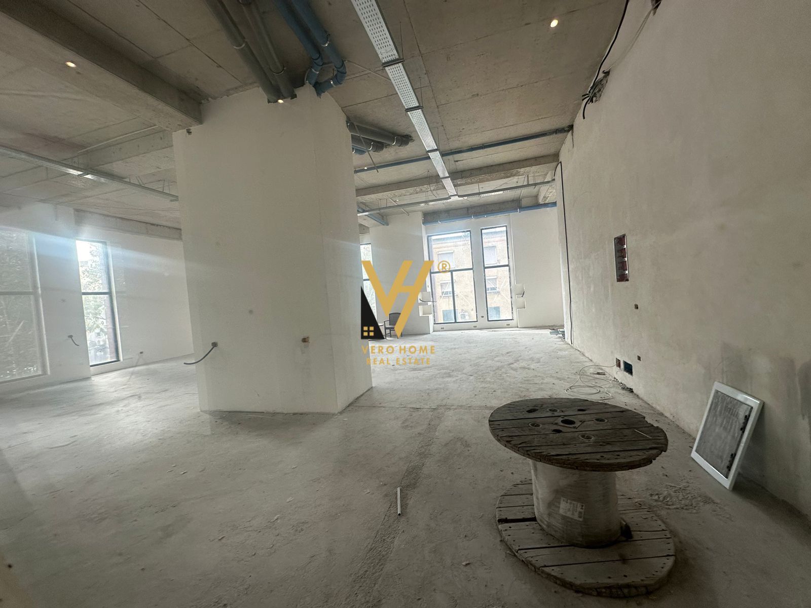 AMBIENT 600M2 TE RRUGA E KAVAJES 10.800 EURO