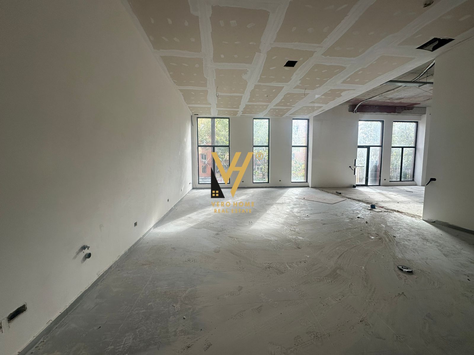 AMBIENT 600M2 TE RRUGA E KAVAJES 10.800 EURO