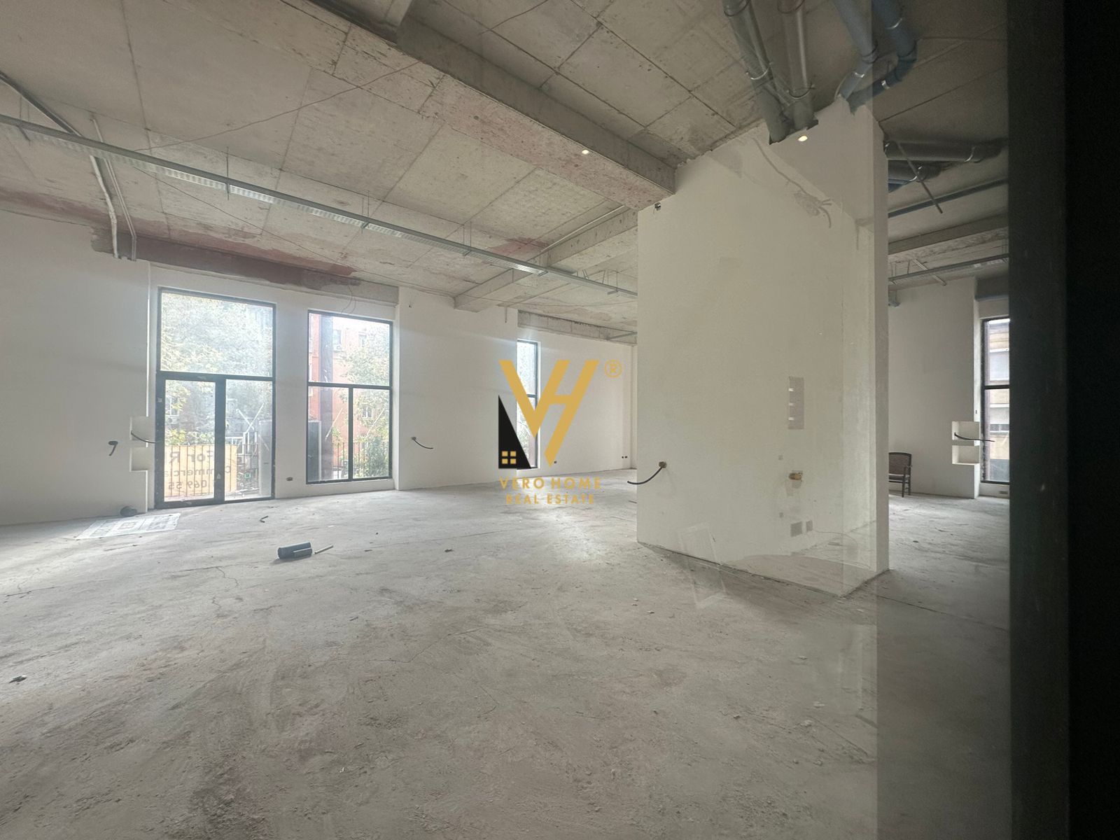 AMBIENT 600M2 TE RRUGA E KAVAJES 10.800 EURO