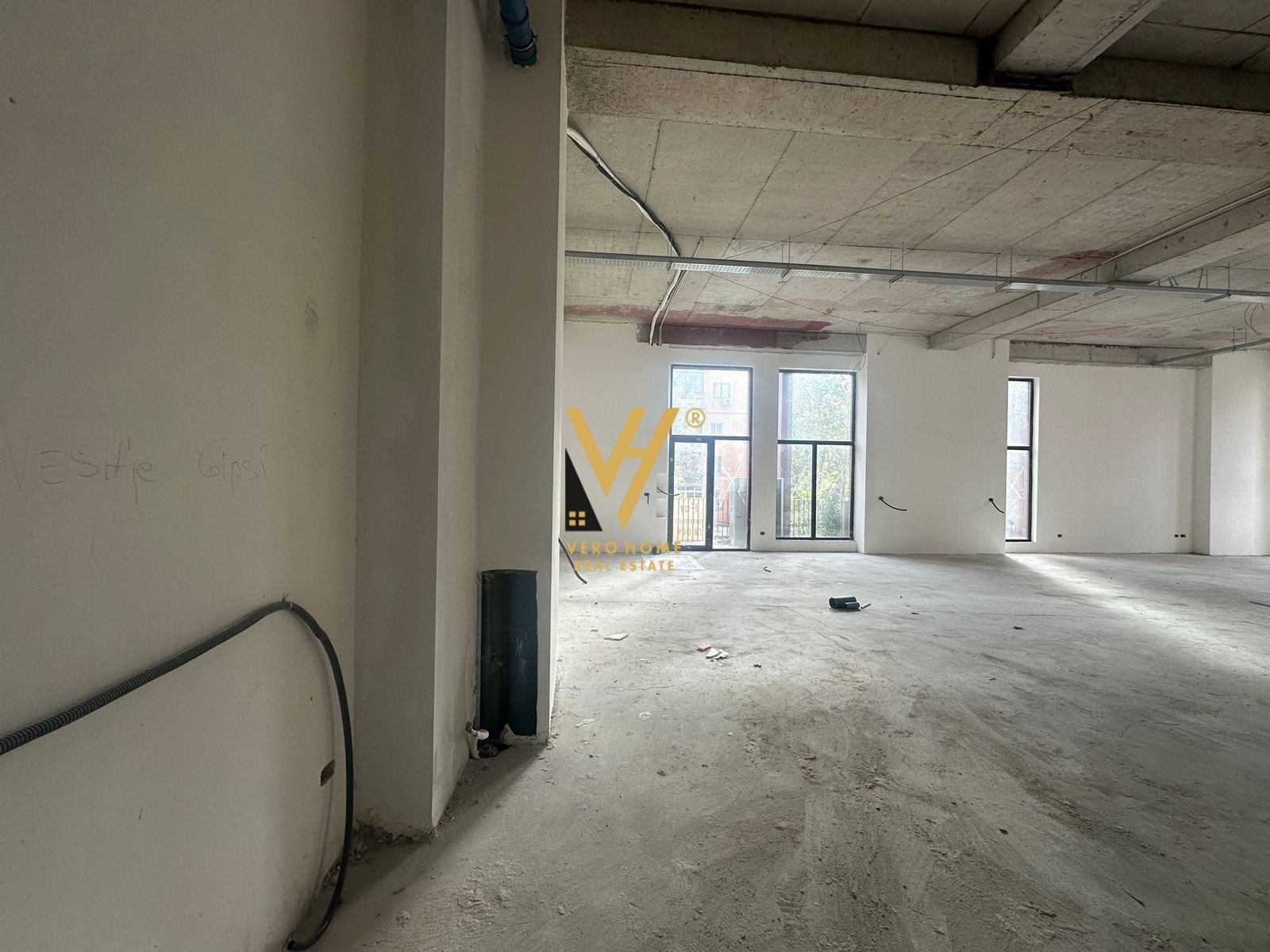 AMBIENT 600M2 TE RRUGA E KAVAJES 10.800 EURO