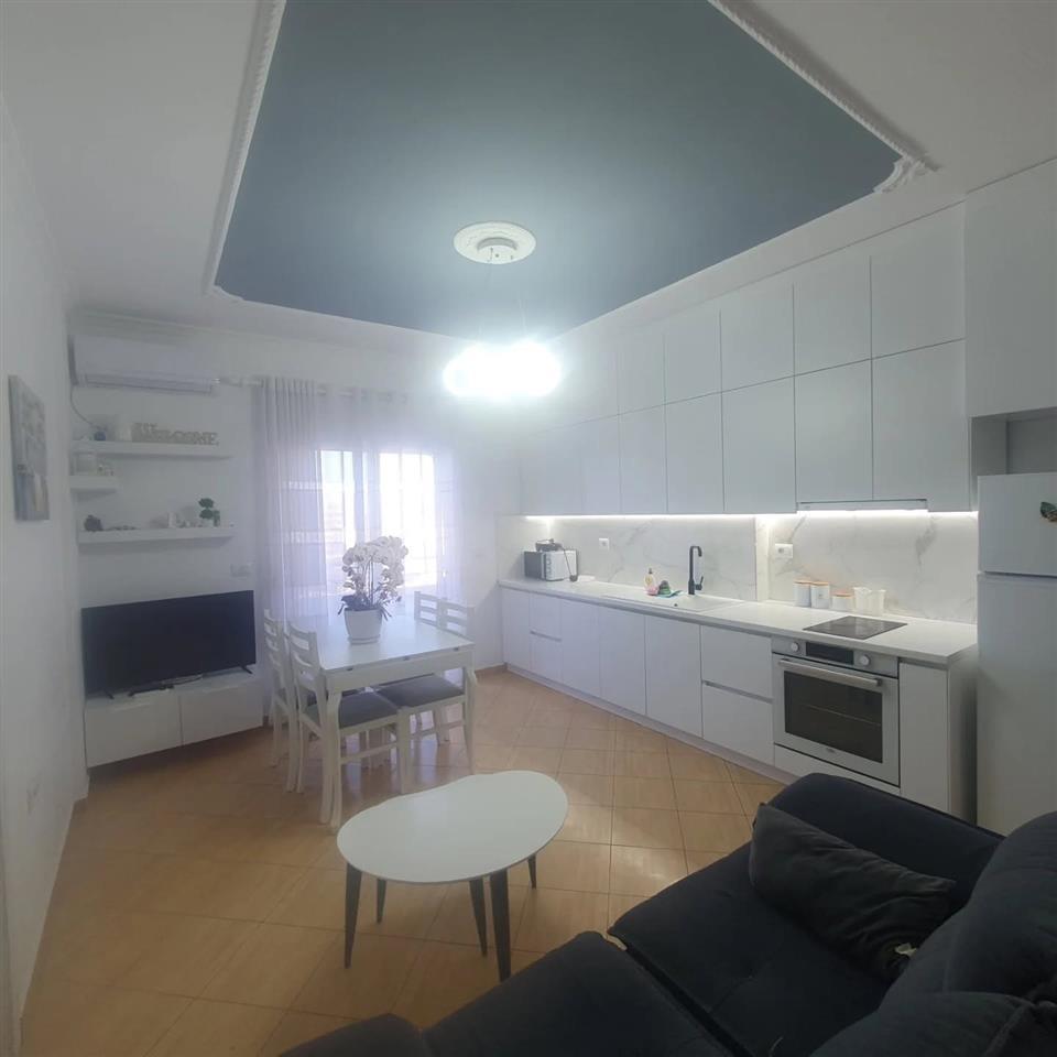 Apartament me qera 2+1 prane Portit Vlore