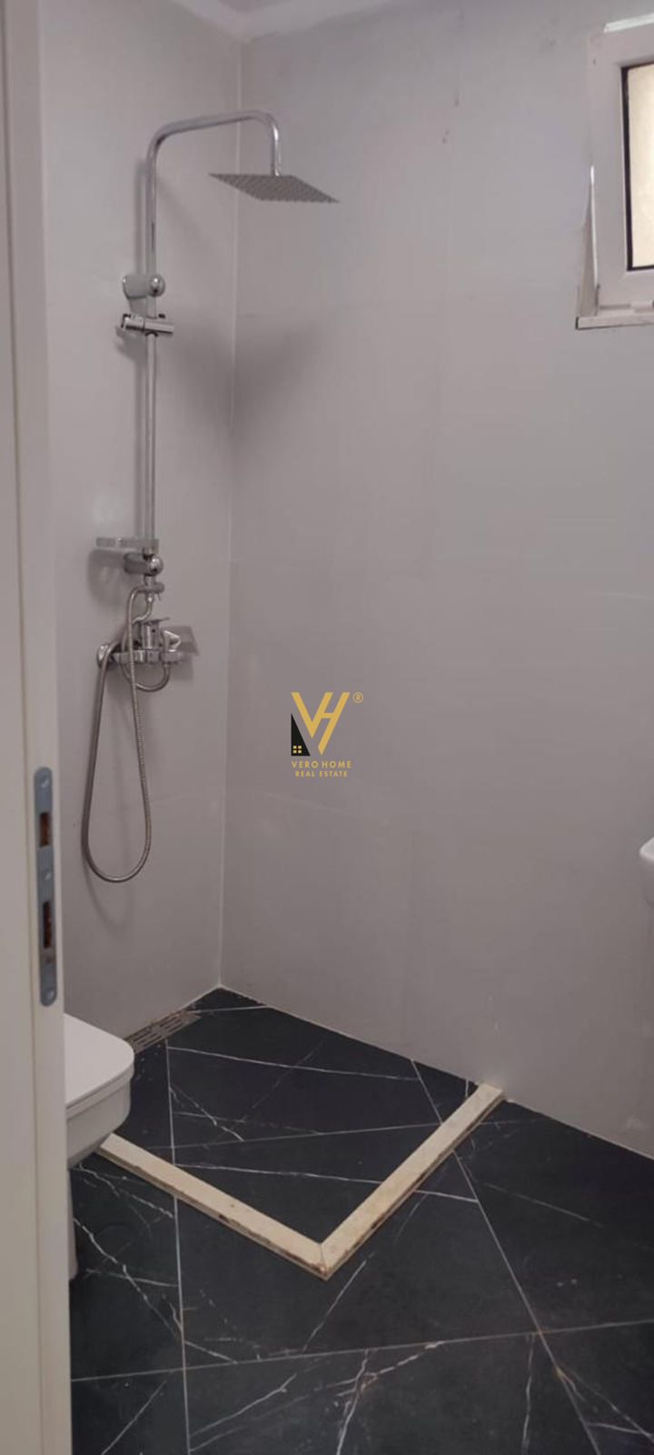 ZYRE 60 M2 ME QERA TE ZOGU I ZI 700 EURO