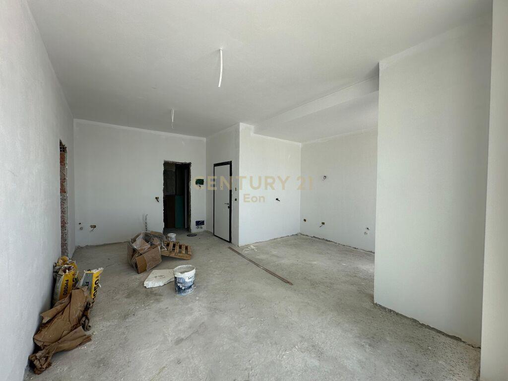 SHITET PAPAFINGO 1+1 me 52.6m2 verande me pamje deti!