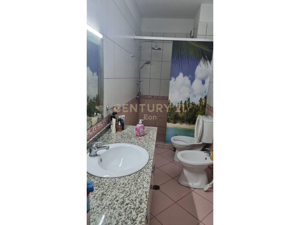 SHITET APARTAMENT 2+1 PRANE DREJTORISE SE POLICISE, DURRES!!