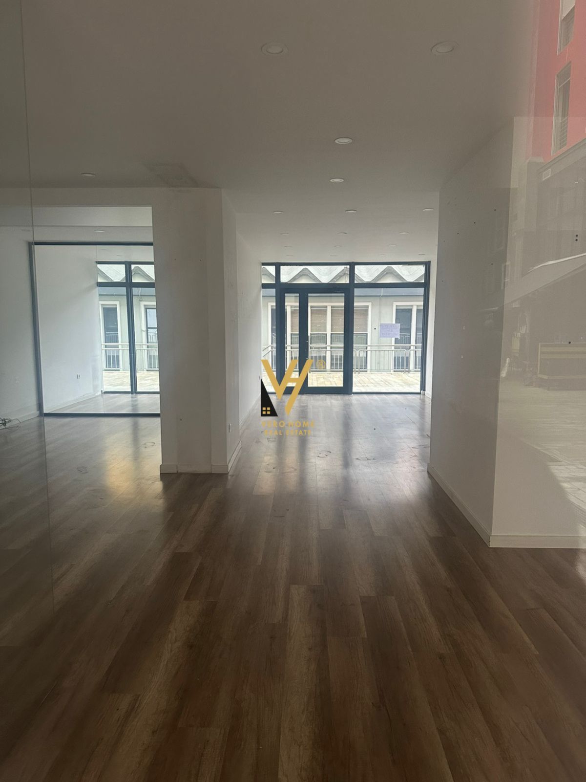 DYQAN 85 M2 ME QERA TE LIQENI ARTIFICIAL 1700 EURO