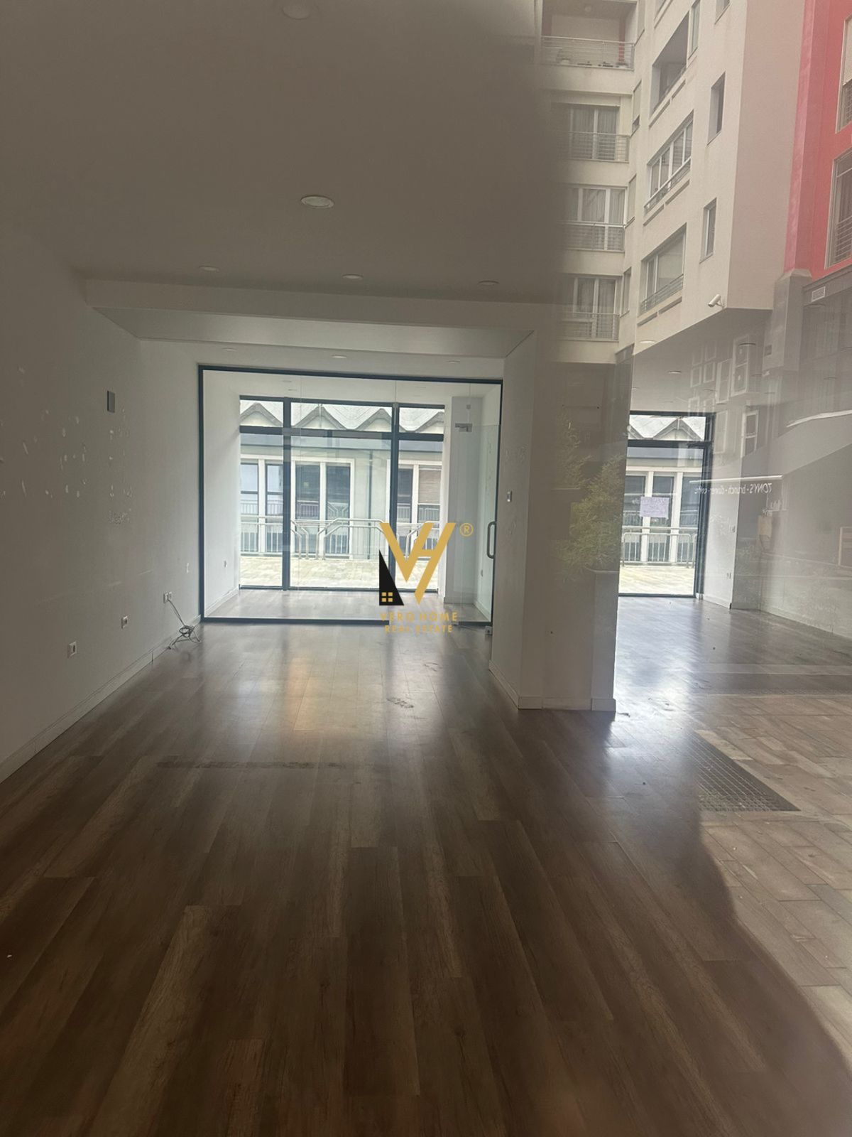 DYQAN 85 M2 ME QERA TE LIQENI ARTIFICIAL 1700 EURO