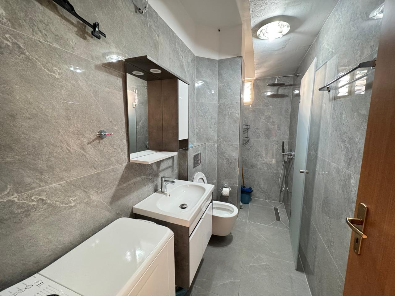 Shitet apartament 1+1 me pamje nga deti