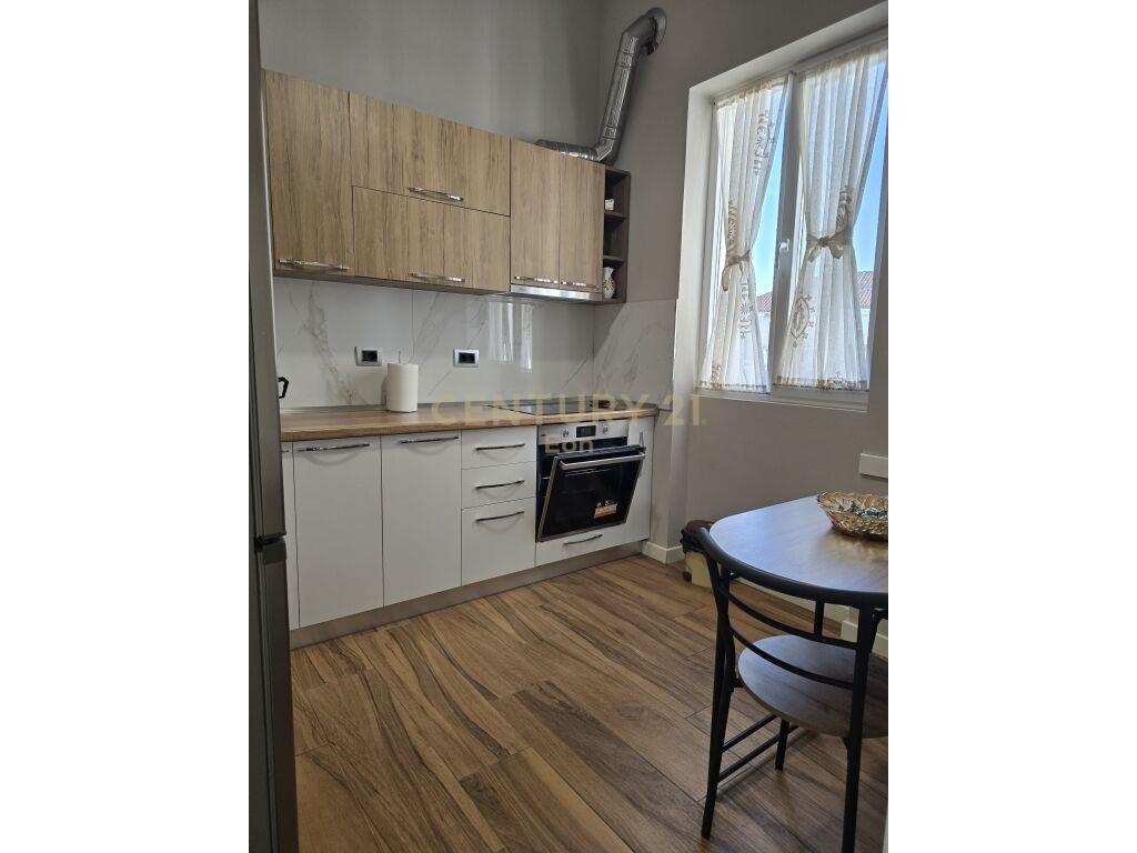 Jepet me Qira Apartament 2+1 në Qendër të Durrësit!