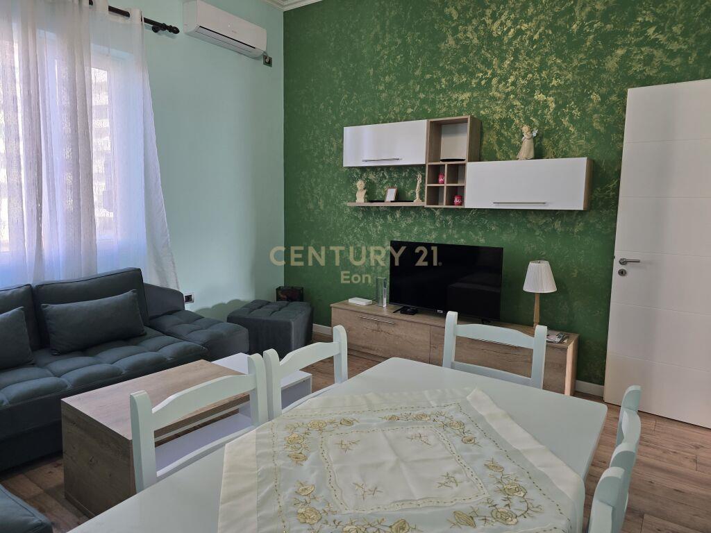 Jepet me Qira Apartament 2+1 në Qendër të Durrësit!
