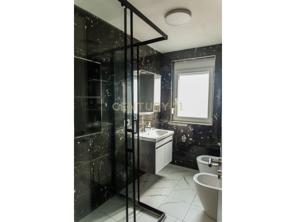 Jepet me Qira Apartament 2+1 në Qendër të Durrësit!