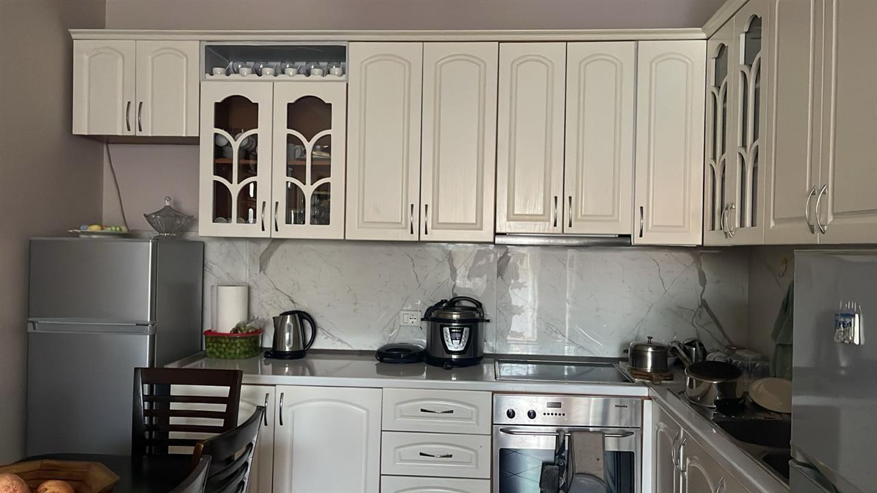 Jepet Apartament 2+1 me qera në Astir Tek Bar Grace