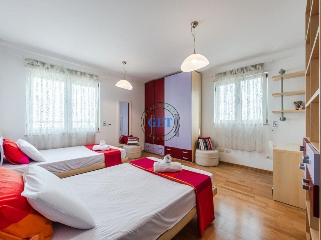 Shitet Duplex Pallati Sportit,Durres.