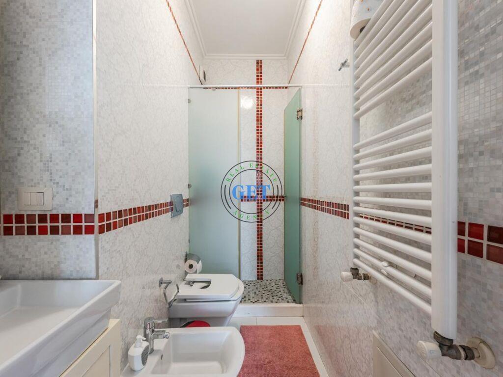 Shitet Duplex Pallati Sportit,Durres.